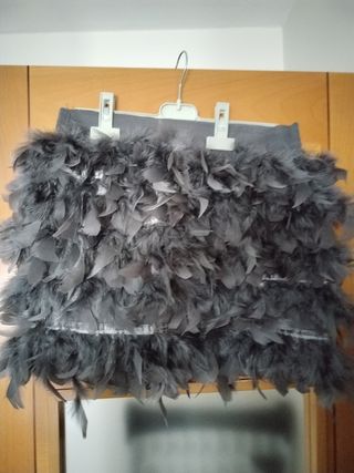 Falda gris plumas