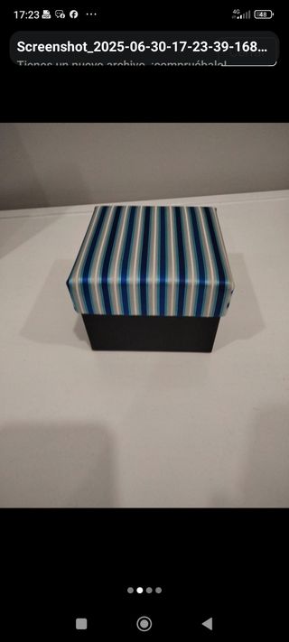 Corbata azul y blanca a rayas