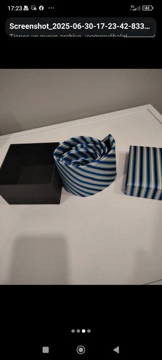Corbata azul y blanca a rayas