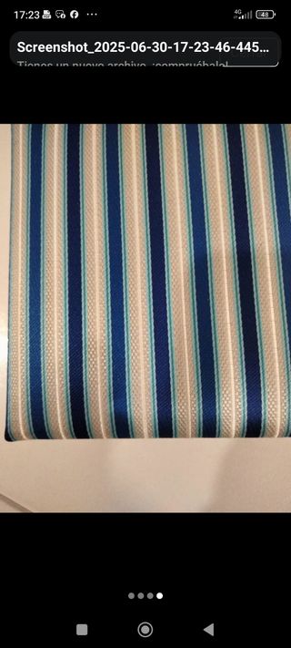 Corbata azul y blanca a rayas