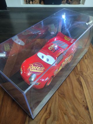 Rayo McQueen Disney Cars 1/18 Schuco + Vitrina LED