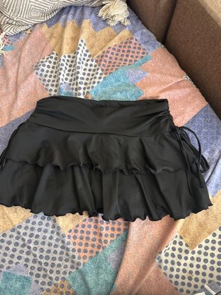 Falda plisada negra y blanca