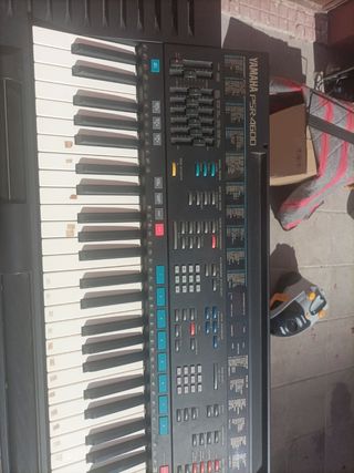 Teclado YAMAHA PSR-4600 con pedal y funda original