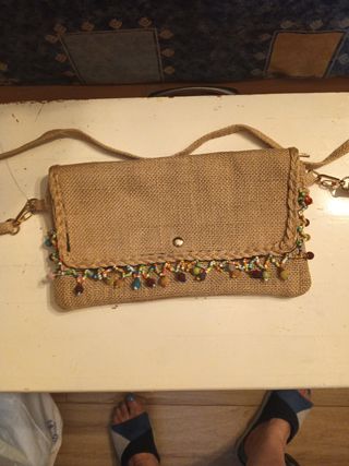 Bolso bandolera beige y multicolor, tipo saco.