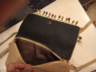 Bolso bandolera beige y multicolor, tipo saco.