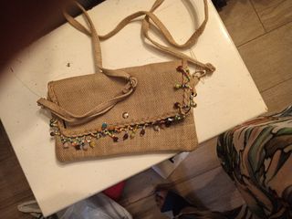 Bolso bandolera beige y multicolor, tipo saco.