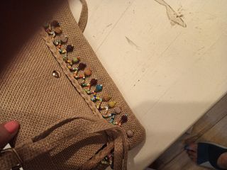 Bolso bandolera beige y multicolor, tipo saco.