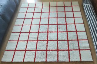 Alfombra blanca cuadros rojos 2x2m