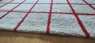 Alfombra blanca cuadros rojos 2x2m