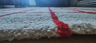 Alfombra blanca cuadros rojos 2x2m