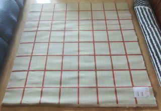 Alfombra blanca cuadros rojos 2x2m