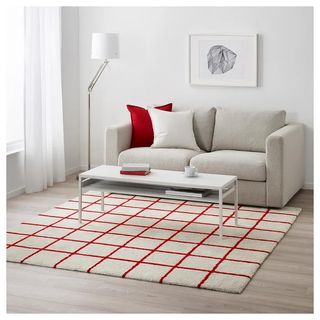 Alfombra blanca cuadros rojos 2x2m