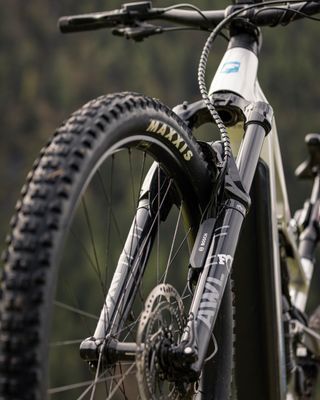 FOCUS THRON2 6.8 ABS GRY2 800WH Tallas M y L