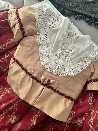 Traje alicantina niña - beige y rojo