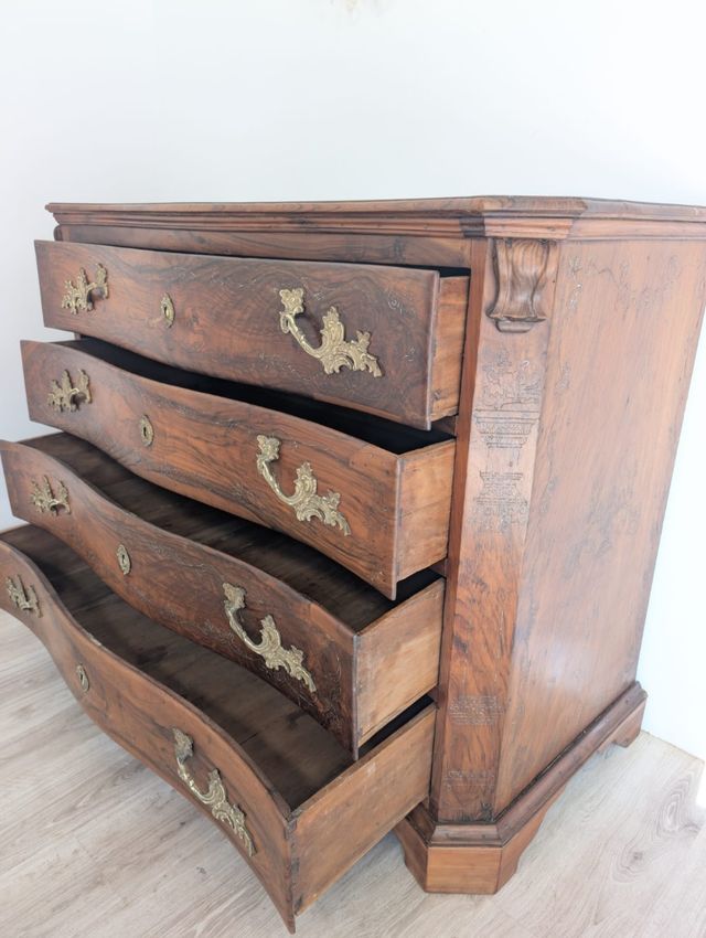 Antigua cómoda española de época