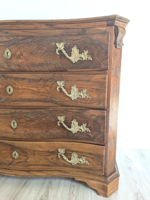 Antigua cómoda española de época