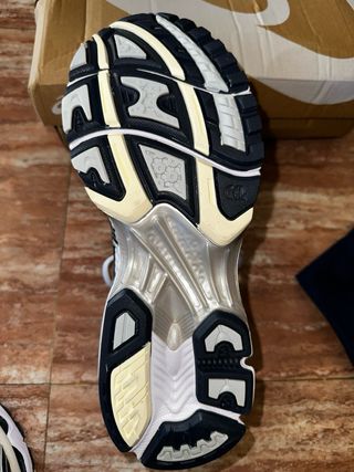 Zapatillas Asics Kayano 14 - Blancas y Plateadas