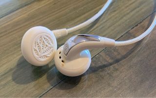 Auriculares Nokia beige y dorados.