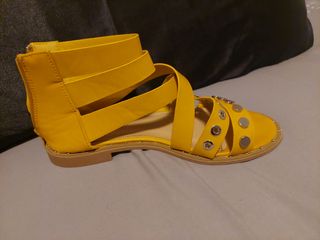 Sandalias planas amarillas