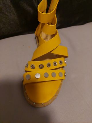 Sandalias planas amarillas