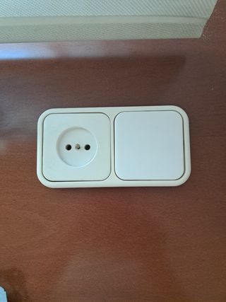 Marco enchufe + interruptor conmutado Simon 31