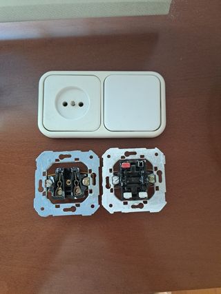 Marco enchufe + interruptor conmutado Simon 31