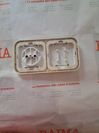 Marco enchufe + interruptor conmutado Simon 31