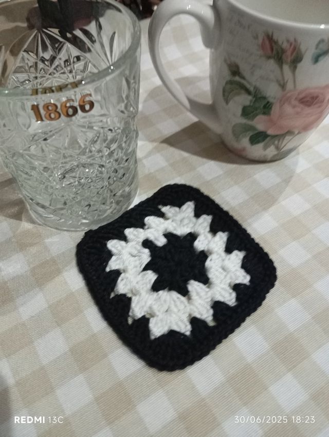 Posavasos crochet blanco y negro