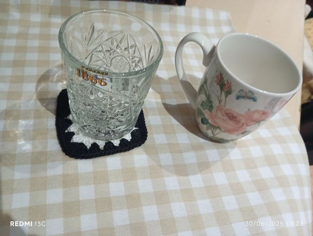 Posavasos crochet blanco y negro