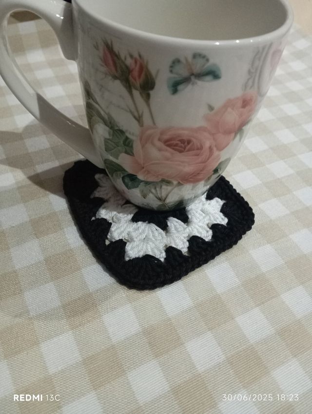 Posavasos crochet blanco y negro