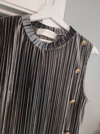 Blusa plisada Delousion gris