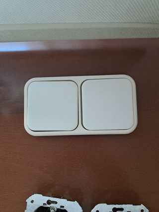 Interruptor doble Simon 31 - Conmutado