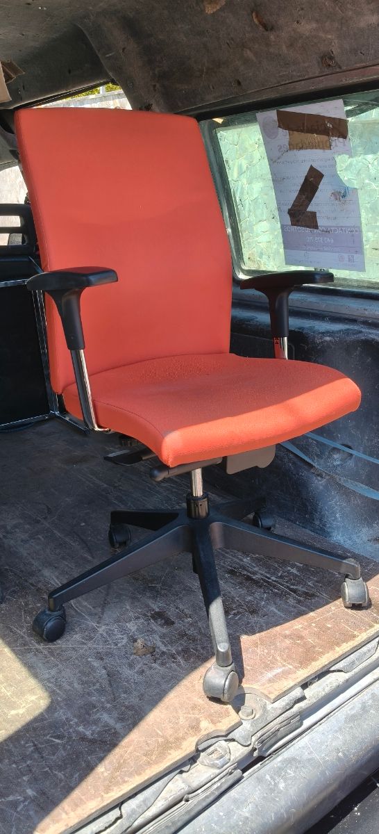 Escritorio oficina + silla naranja