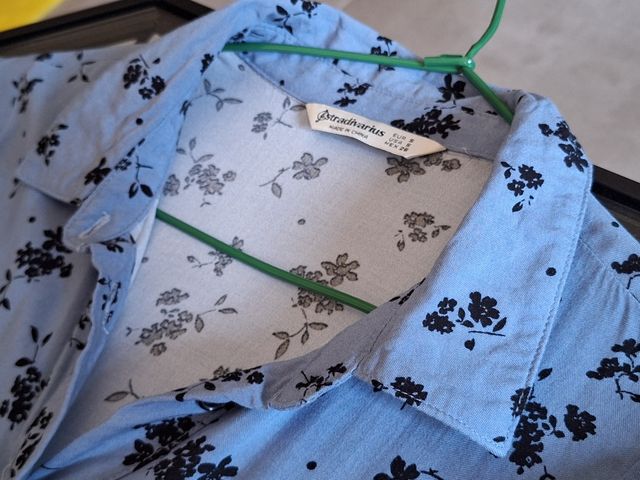 Vestido Stradivarius azul floral