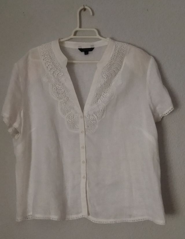 Blusa blanca de lino con encaje sobrepuesto.