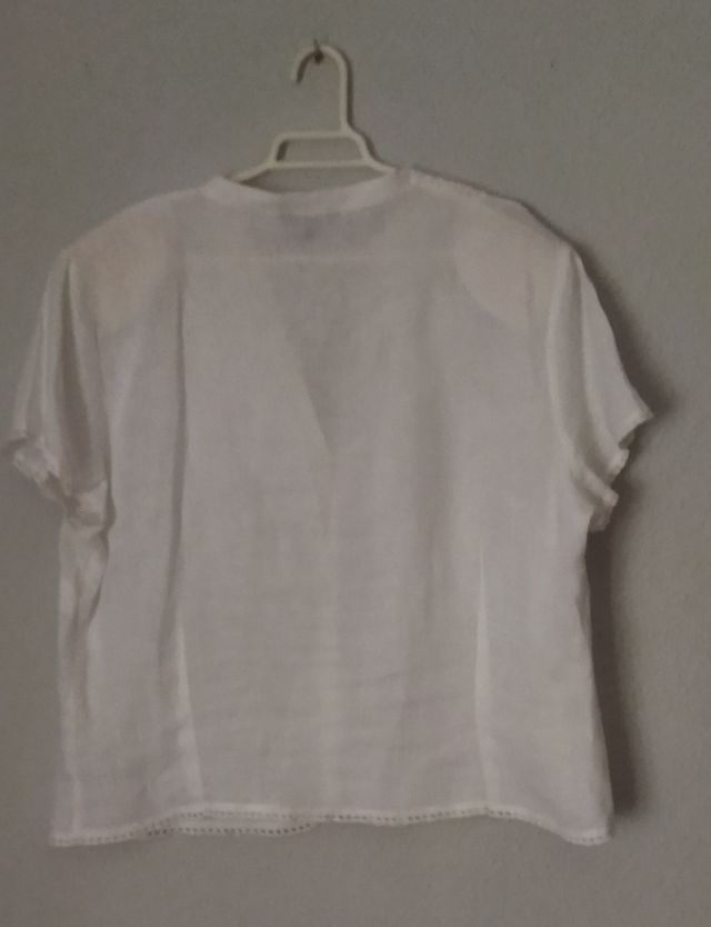 Blusa blanca de lino con encaje sobrepuesto.