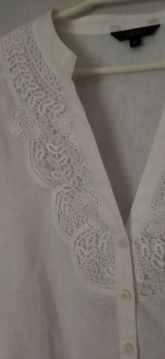 Blusa blanca de lino con encaje sobrepuesto.