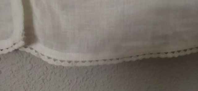 Blusa blanca de lino con encaje sobrepuesto.