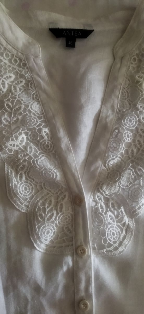 Blusa blanca de lino con encaje sobrepuesto.