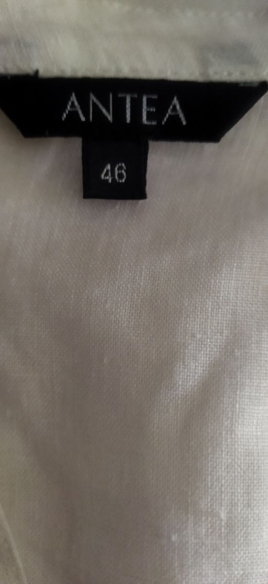 Blusa blanca de lino con encaje sobrepuesto.