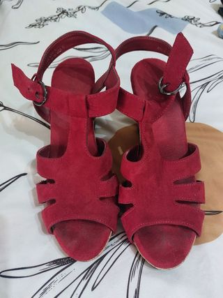 Sandalias rojas tacón