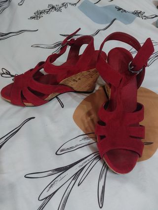 Sandalias rojas tacón