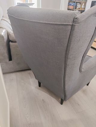 Sillón orejero gris Ikea con rasguños de gatos