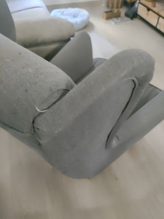 Sillón orejero gris Ikea con rasguños de gatos