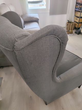 Sillón orejero gris Ikea con rasguños de gatos