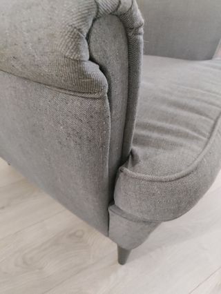 Sillón orejero gris Ikea con rasguños de gatos