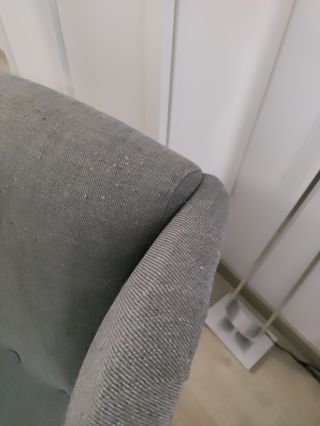 Sillón orejero gris Ikea con rasguños de gatos