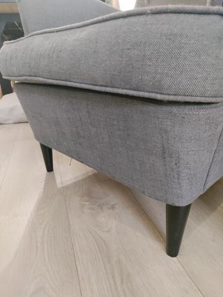Sillón orejero gris Ikea con rasguños de gatos