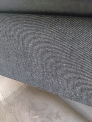 Sillón orejero gris Ikea con rasguños de gatos