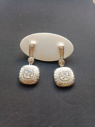 Pendientes plateados con circonita